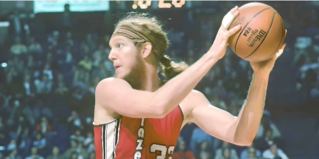 Bill Walton playing for NBA with full potential and wearing red shirt.