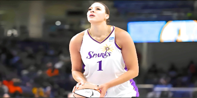 Liz Cambage in sparks uniform, playing for Los Angeles Sparks.